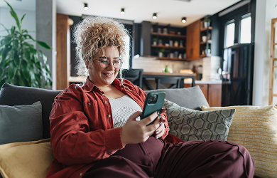une femme dans son salon