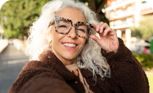 een vrouw met een bril