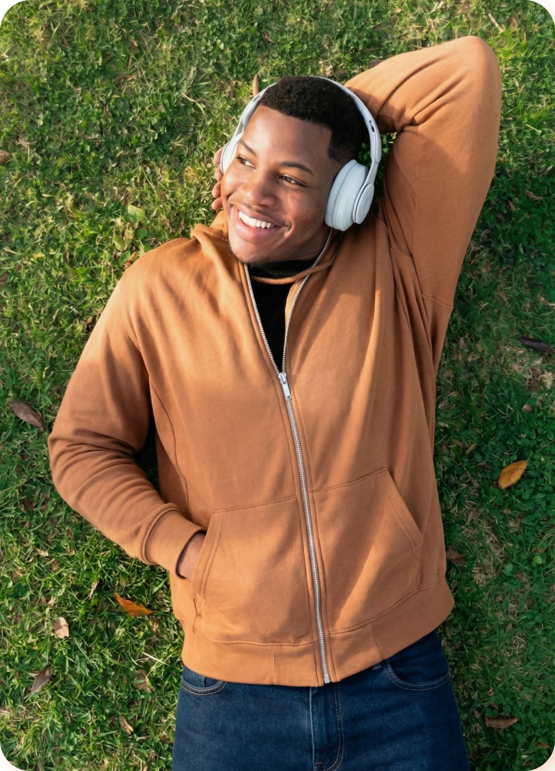 un homme allongé dans l'herbe