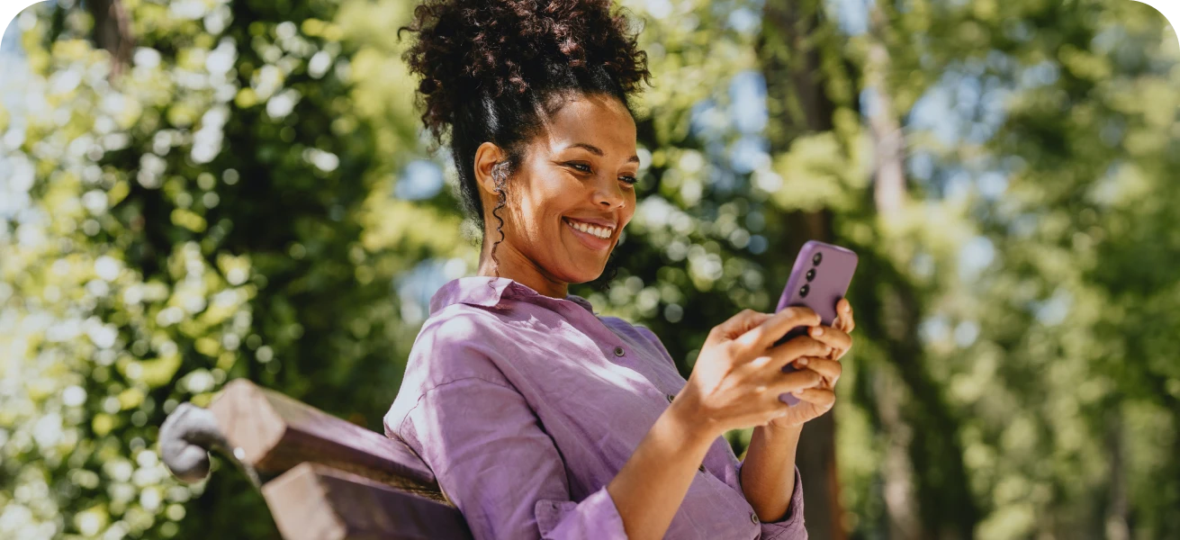 een vrouw aan haar mobiele telefoon