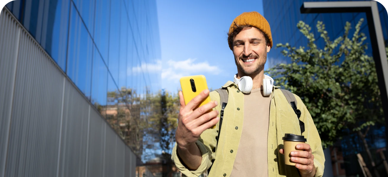 een man aan zijn mobiele telefoon