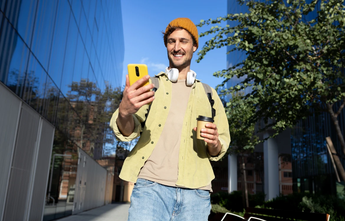 een man aan het bellen met zijn mobiele telefoon