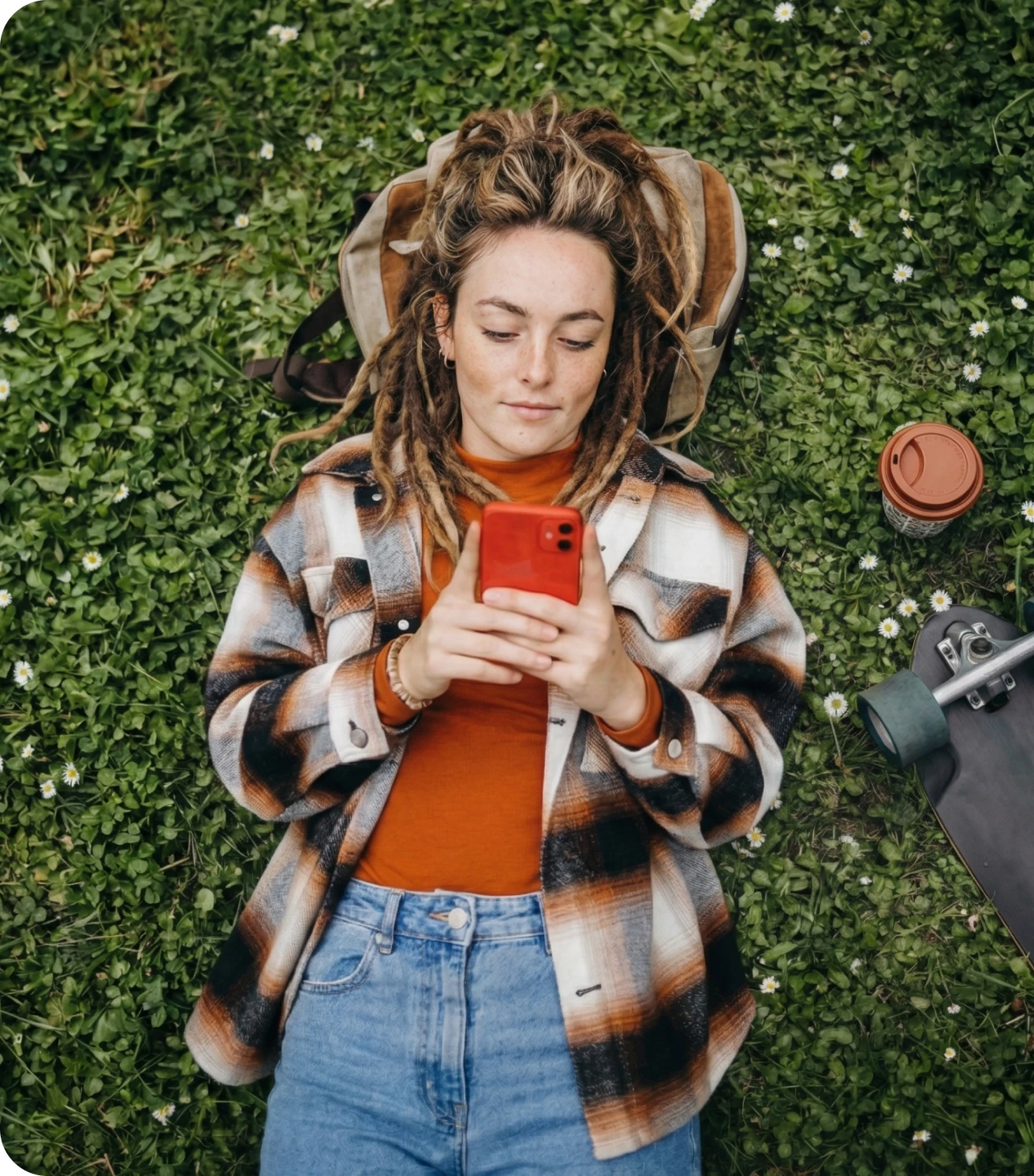 een vrouw aan het bellen met haar mobiele telefoon