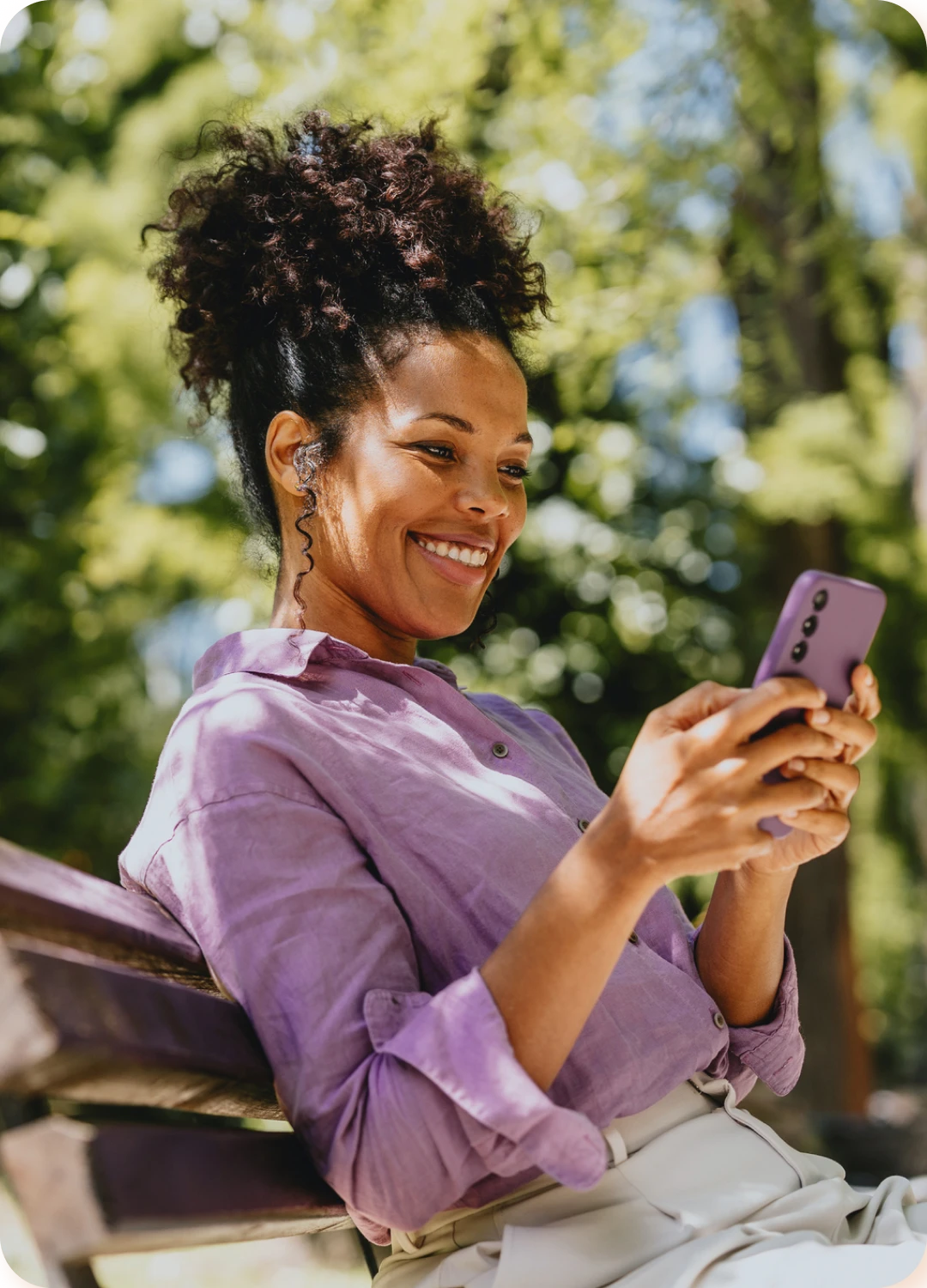 een vrouw aan haar mobiele telefoon 