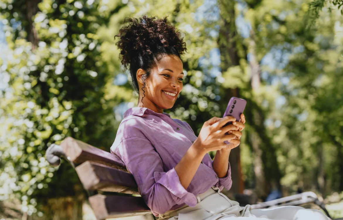 een vrouw aan haar mobiele telefoon 