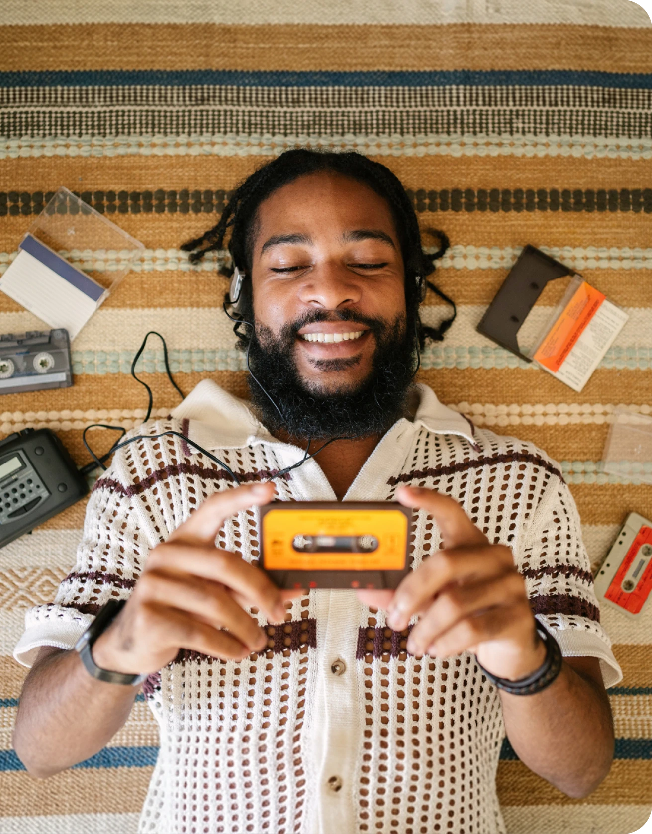 Un homme qui écoute de la musique