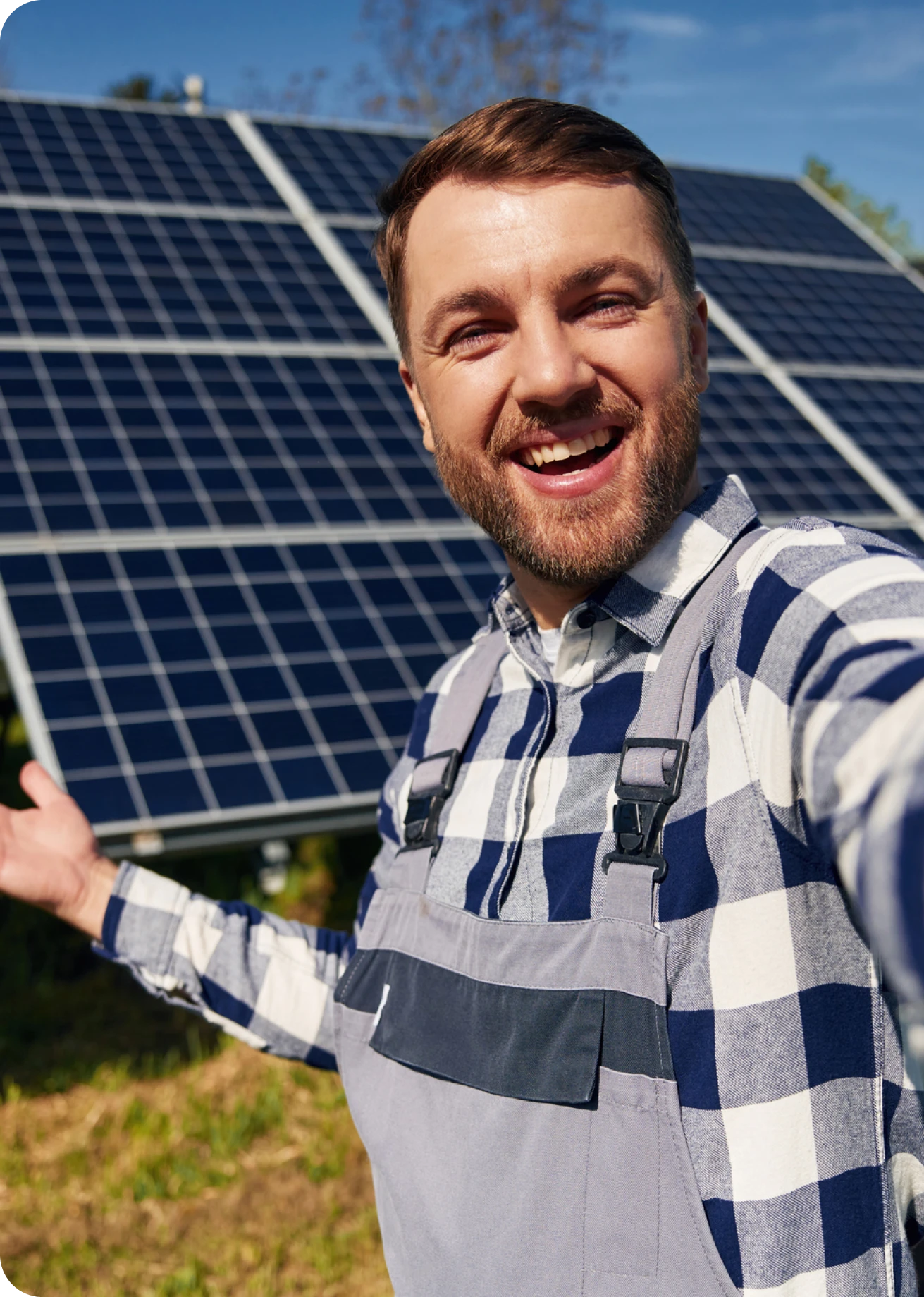 Homme à côté de panneaux solaires
