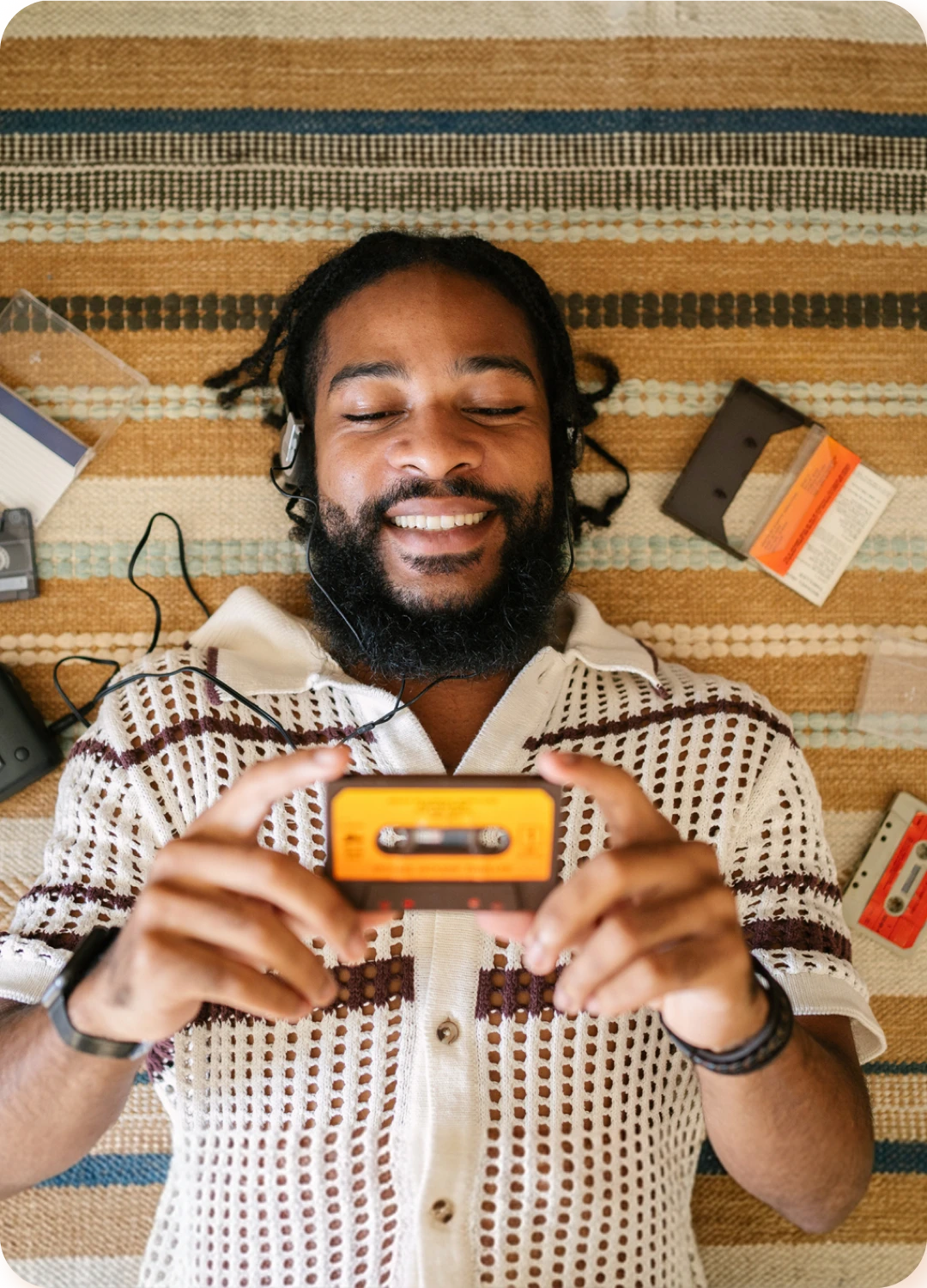 een man die naar muziek luistert