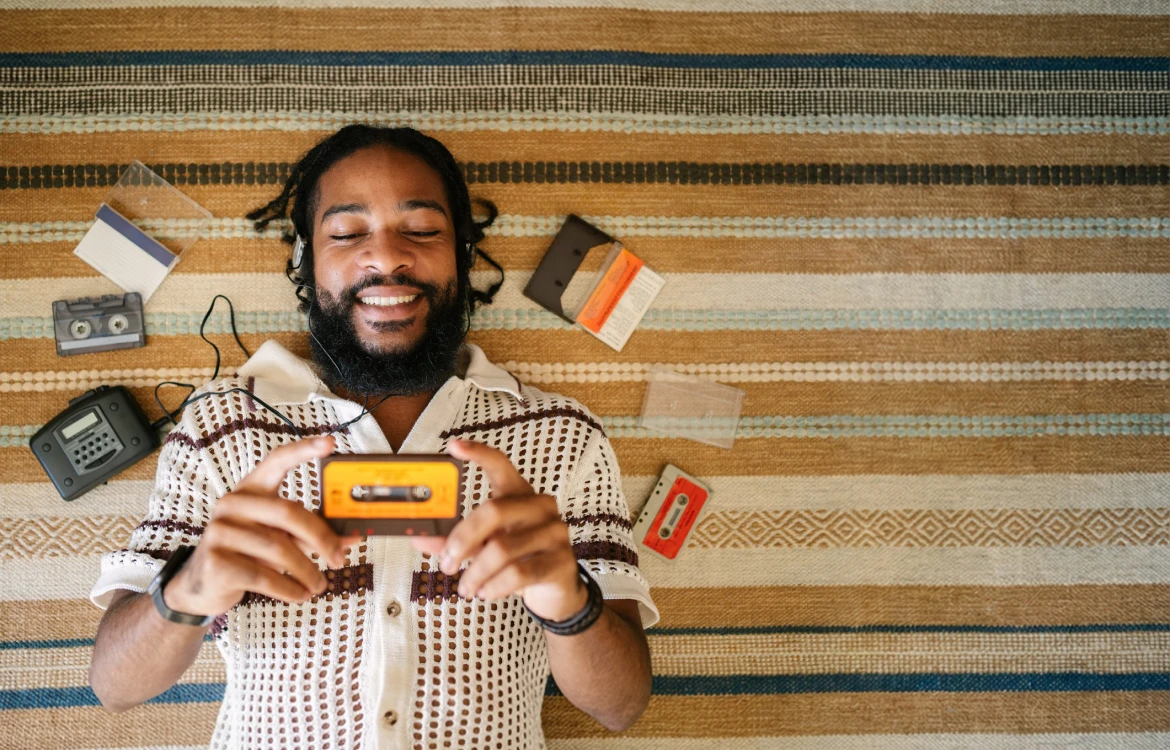 Un homme qui écoute de la musique
