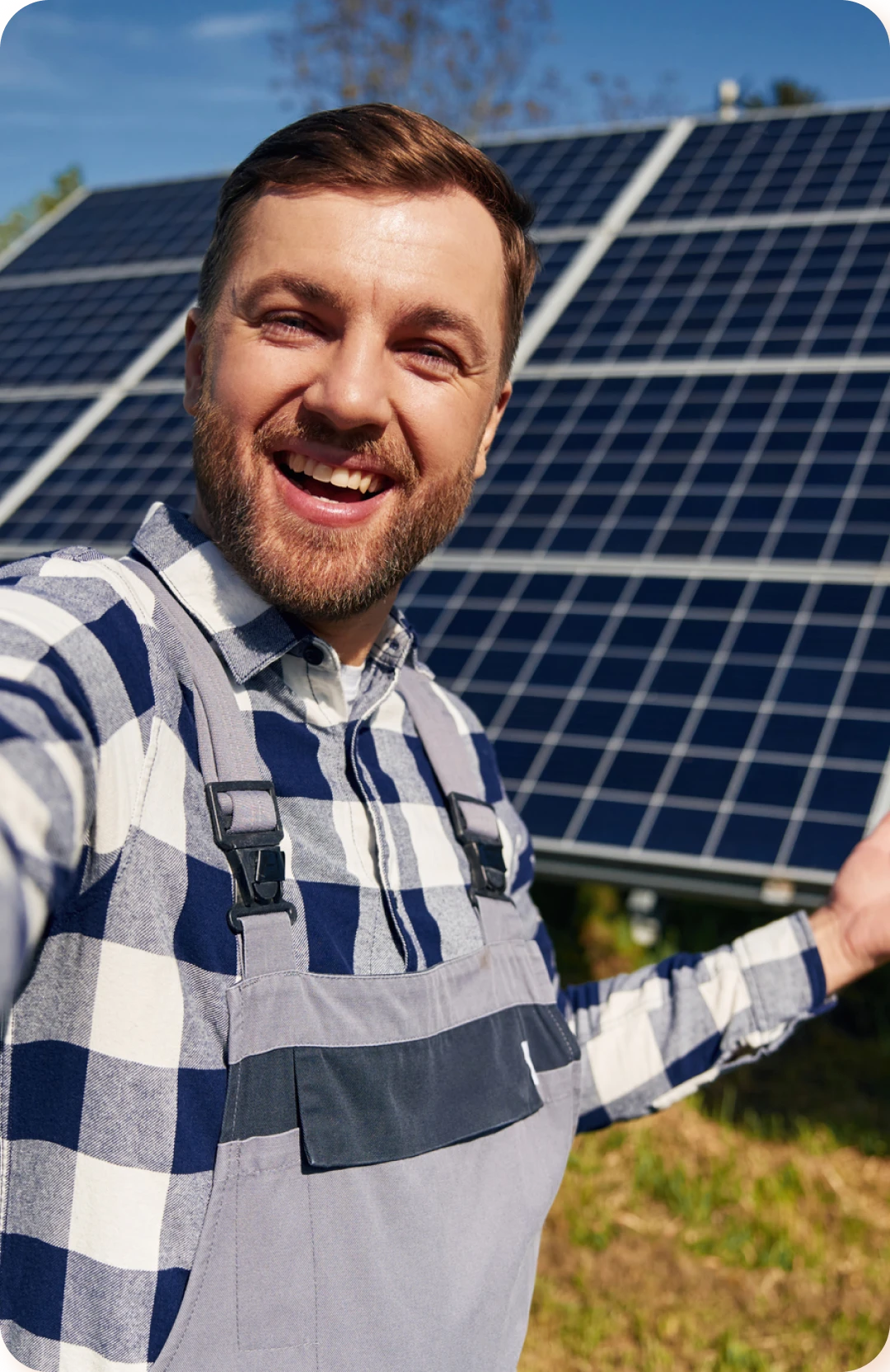 Homme à côté de panneaux solaires