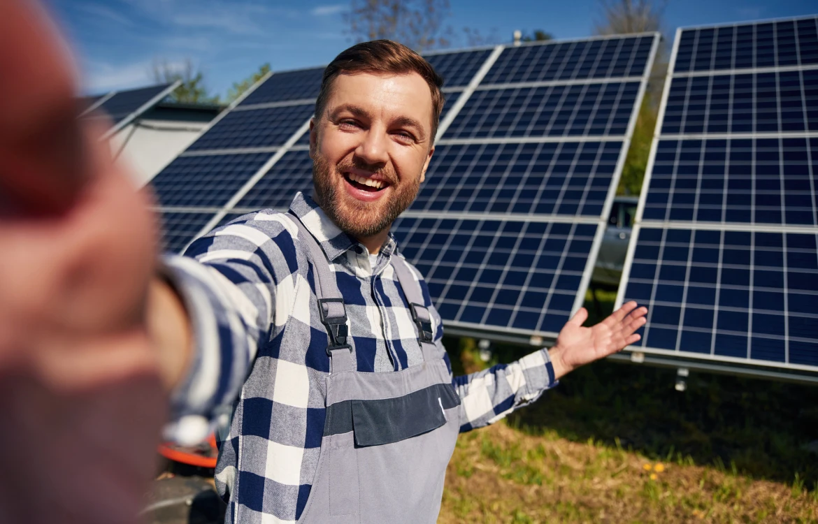 Homme à côté de panneaux solaires
