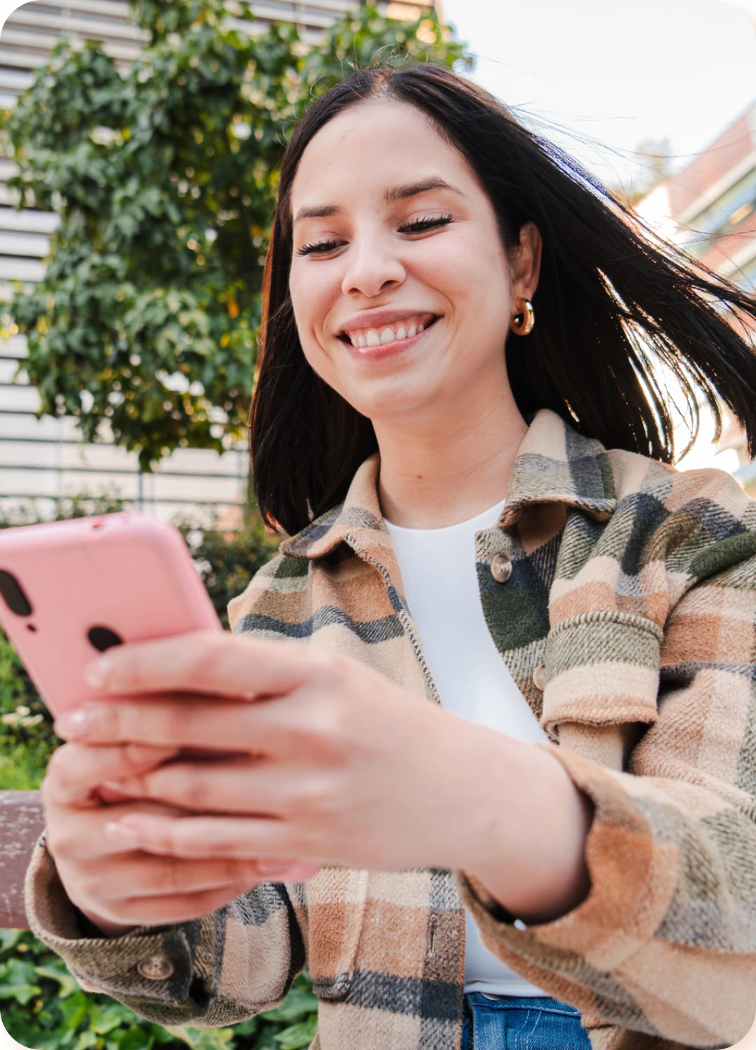 een vrouw aan haar mobiele telefoon 