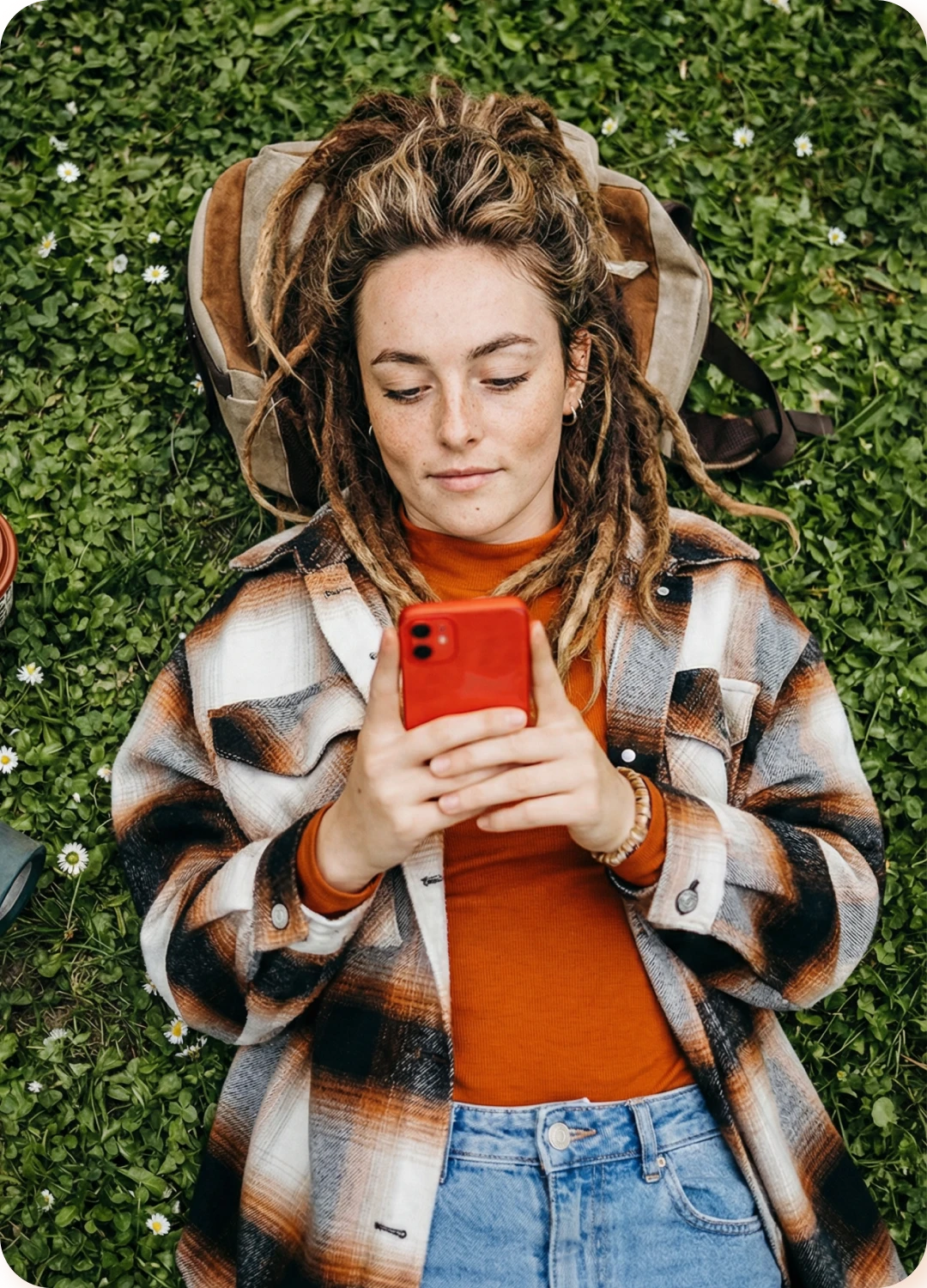 een vrouw aan haar mobiele telefoon 