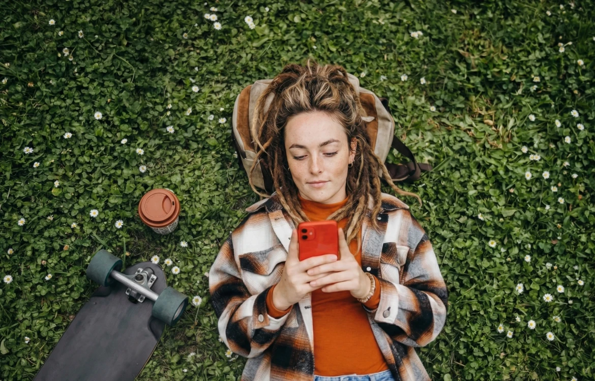 een vrouw aan haar mobiele telefoon 