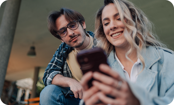 Jongeren die naar hun telefoon kijken