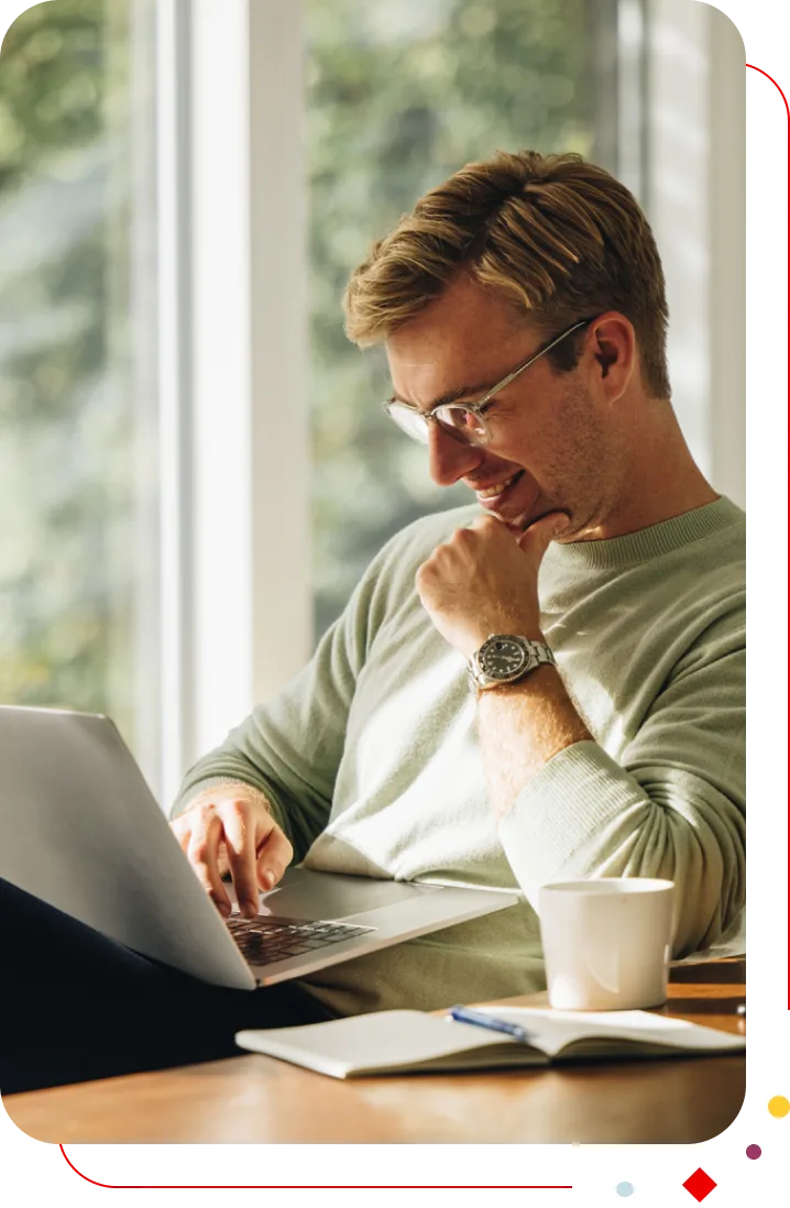 un homme devant son ordinateur