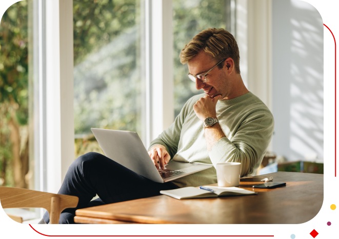 un homme devant son ordinateur