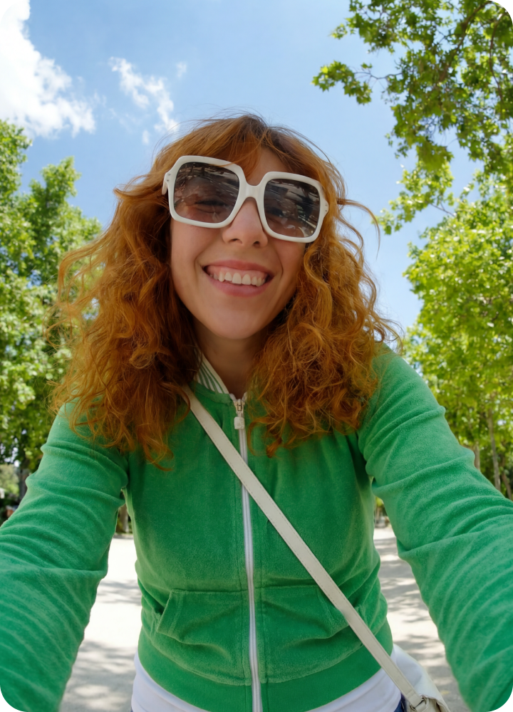 een vrouw in een park