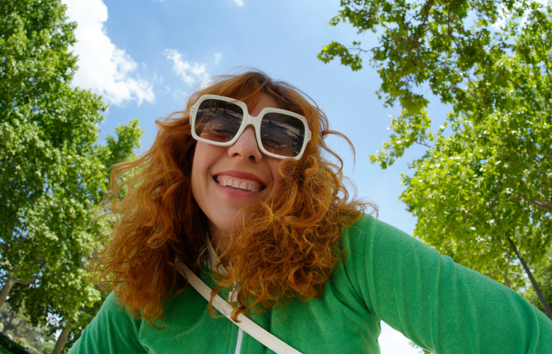 une femme dans un parc