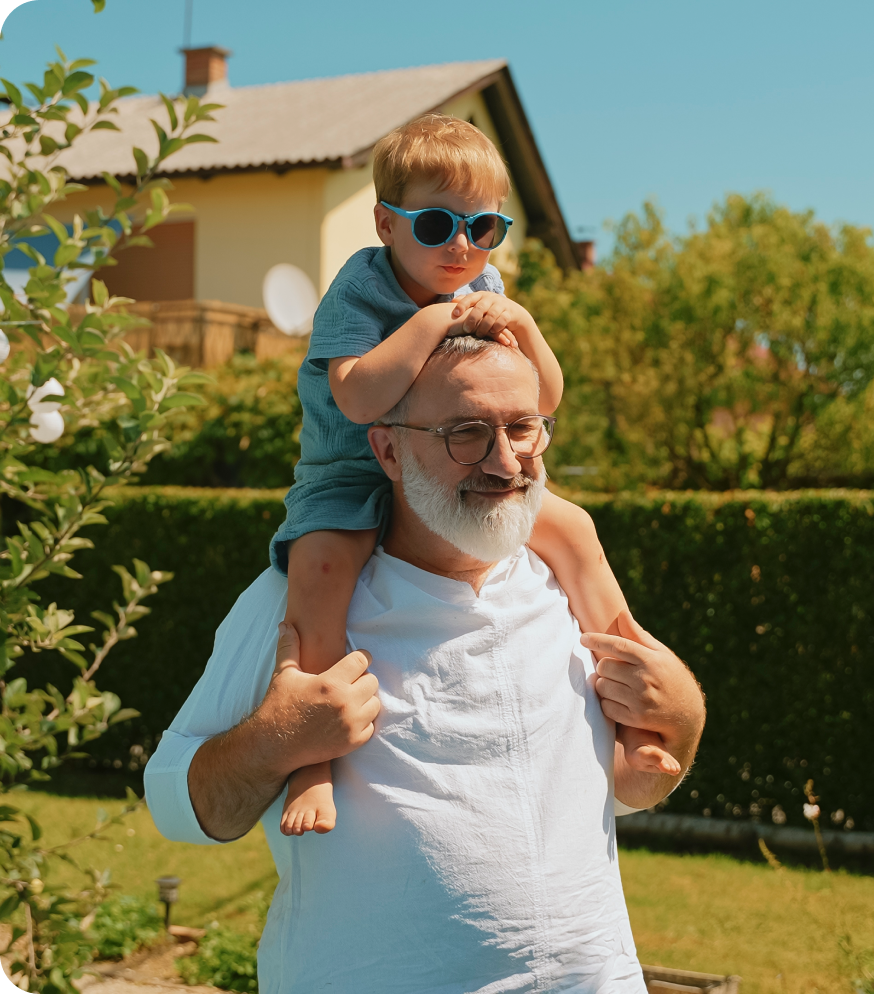 un grand pére et son petit fils