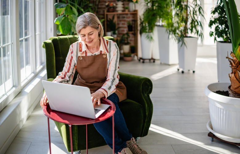 een vrouw achter haar computer
