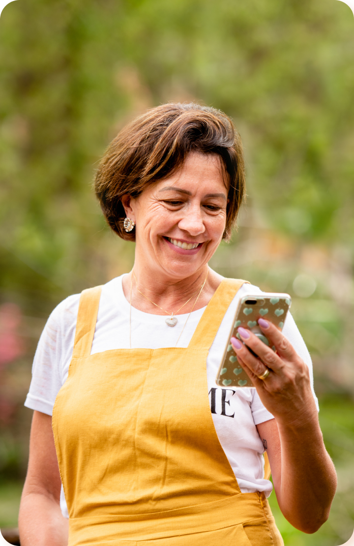 een vrouw die op haar mobiel kijkt