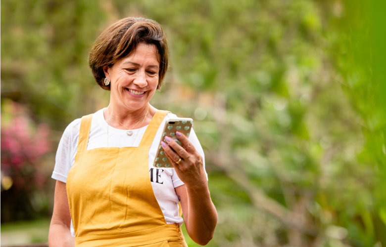 een vrouw die op haar mobiel kijkt