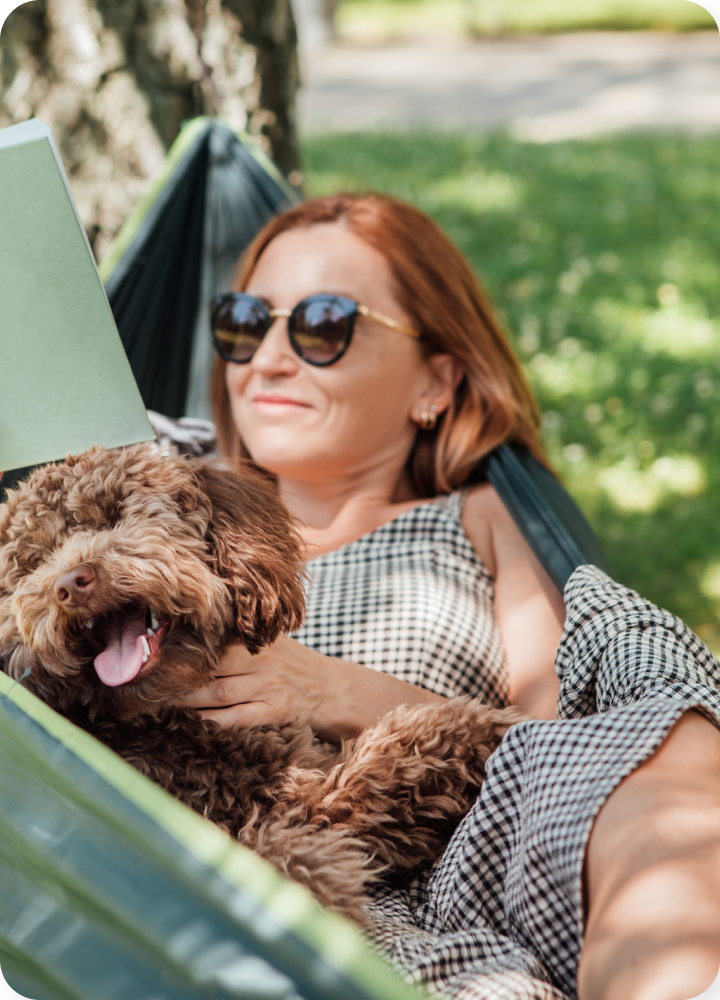 une femme et son chien dans un hamac