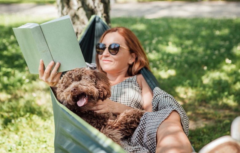 une femme et son chien dans un hamac