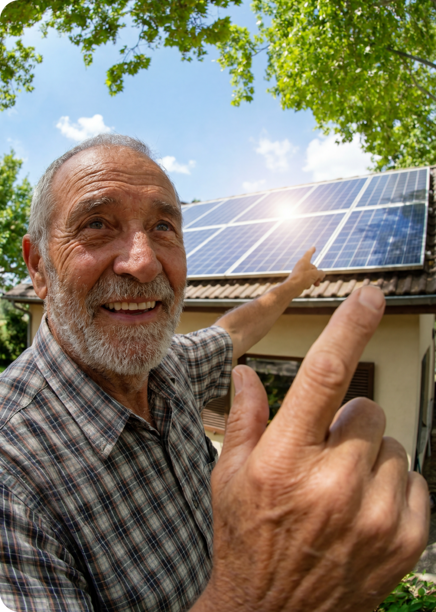 un homme devant un panneau solaire