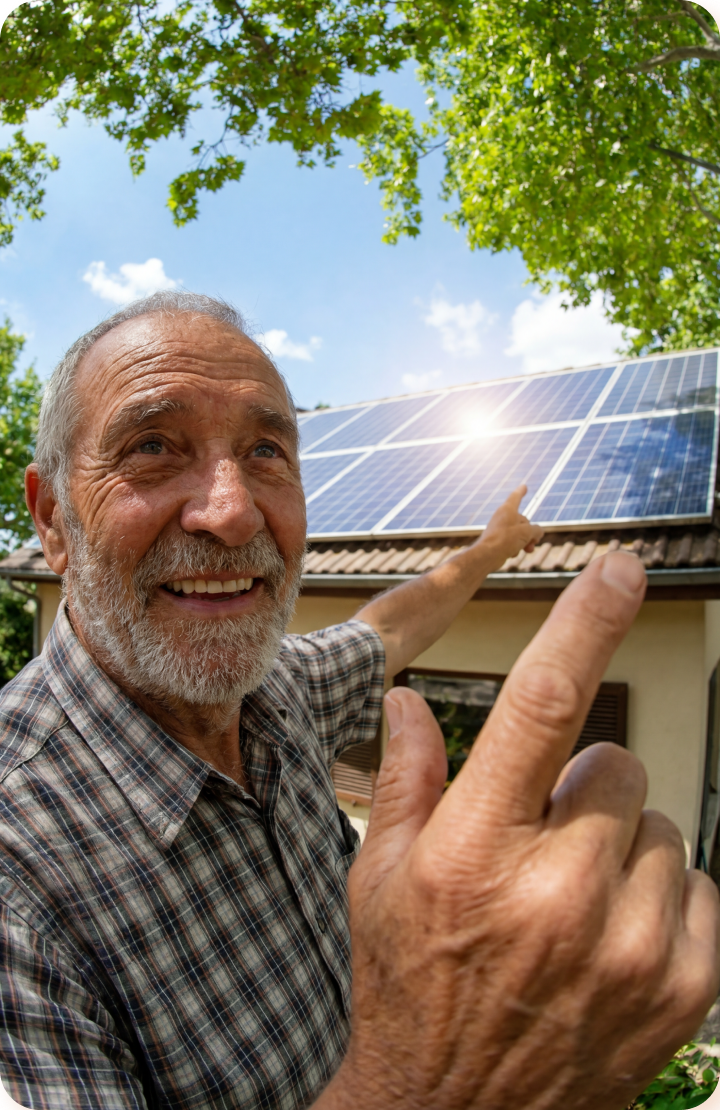 un homme devant un panneau solaire