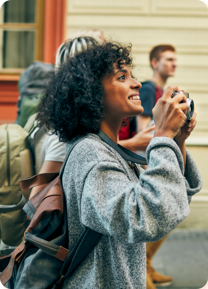 une femme avec un appareil photo