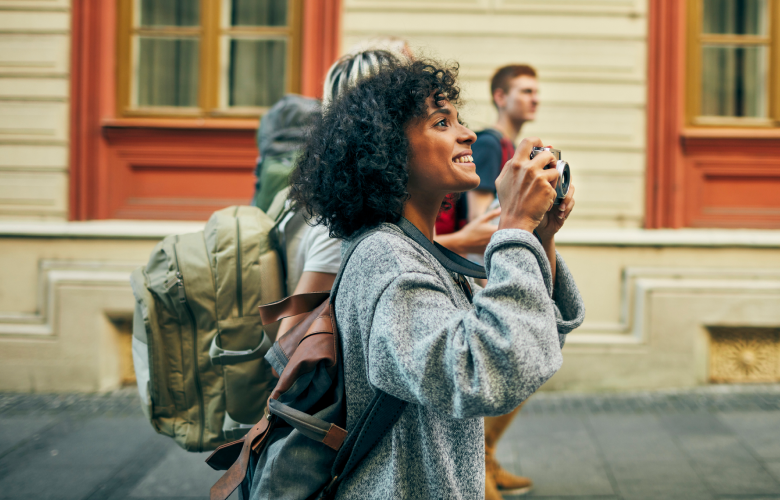 une femme avec un appareil photo