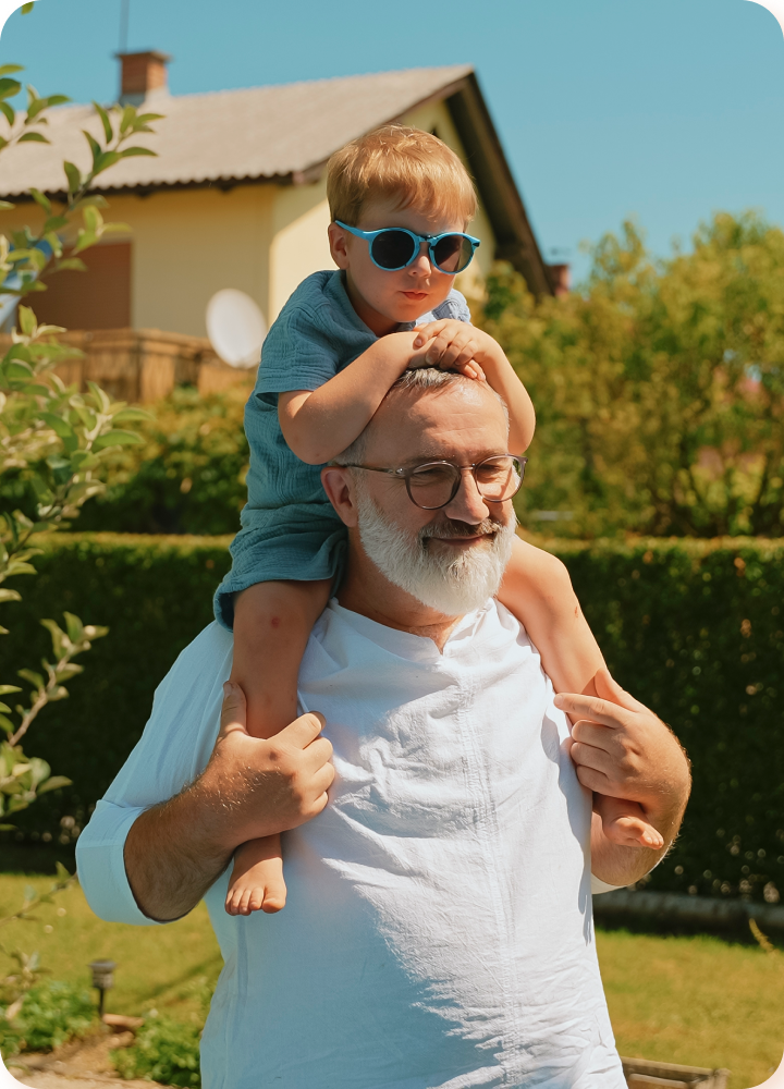 un grand pere et son petit fils