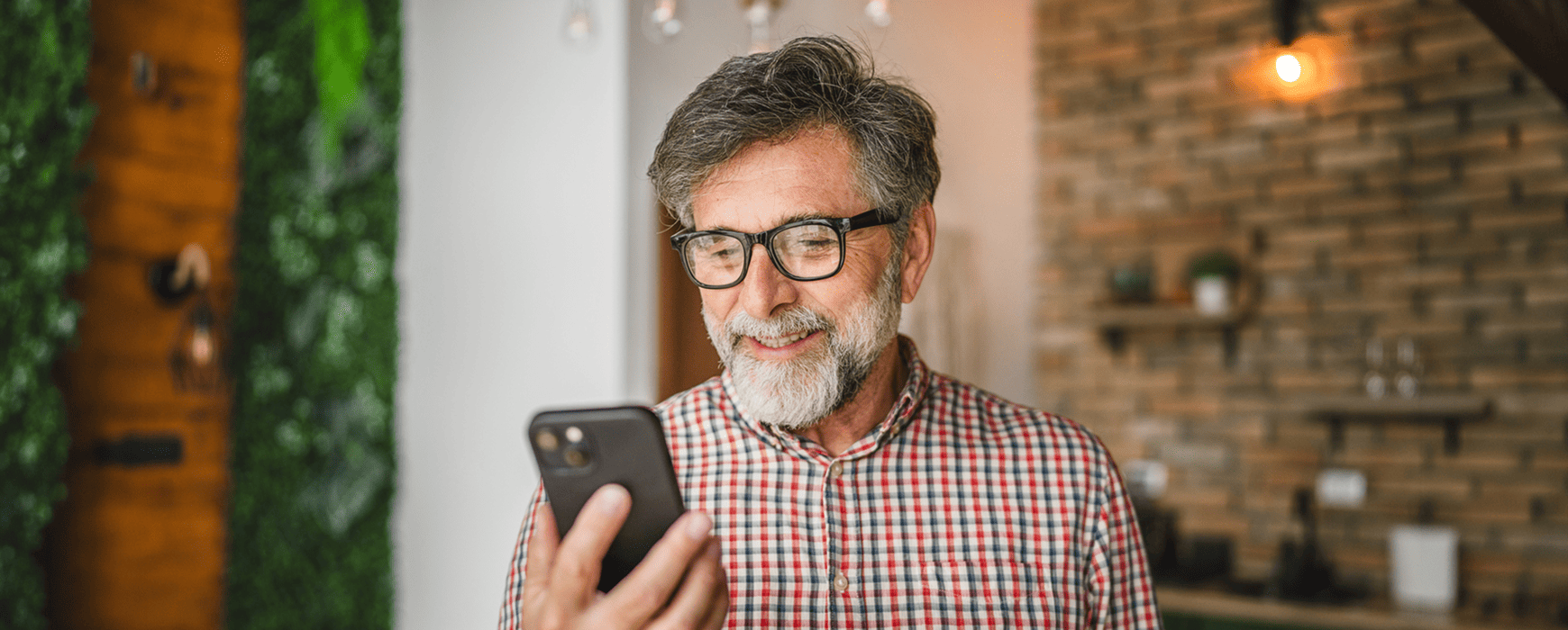 Homme sur son téléphone