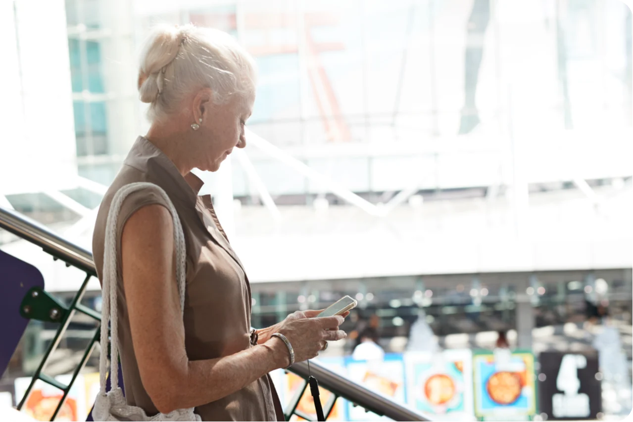 une femme qui consulte son téléphone portable