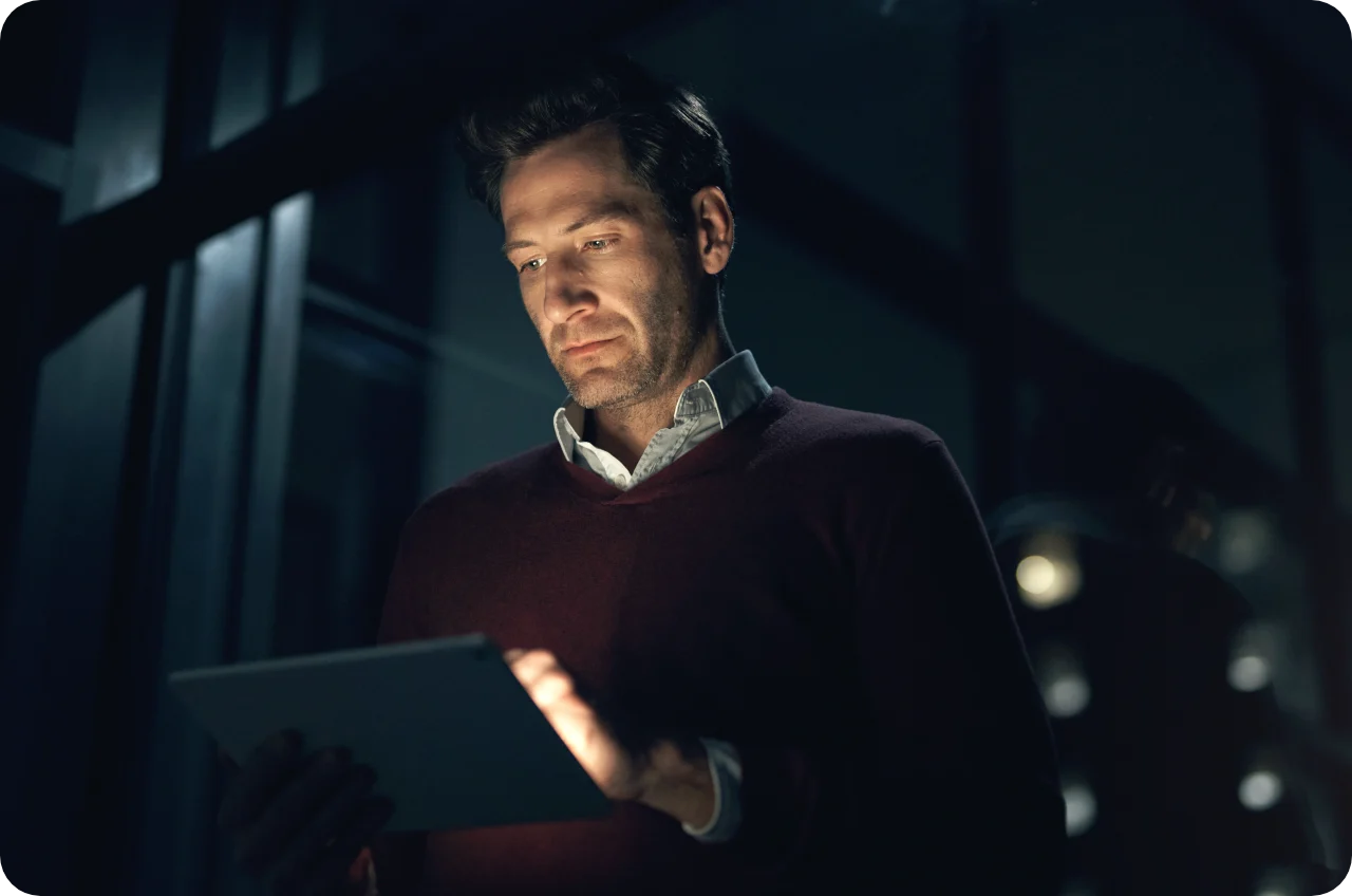 un homme qui consulte son téléphone