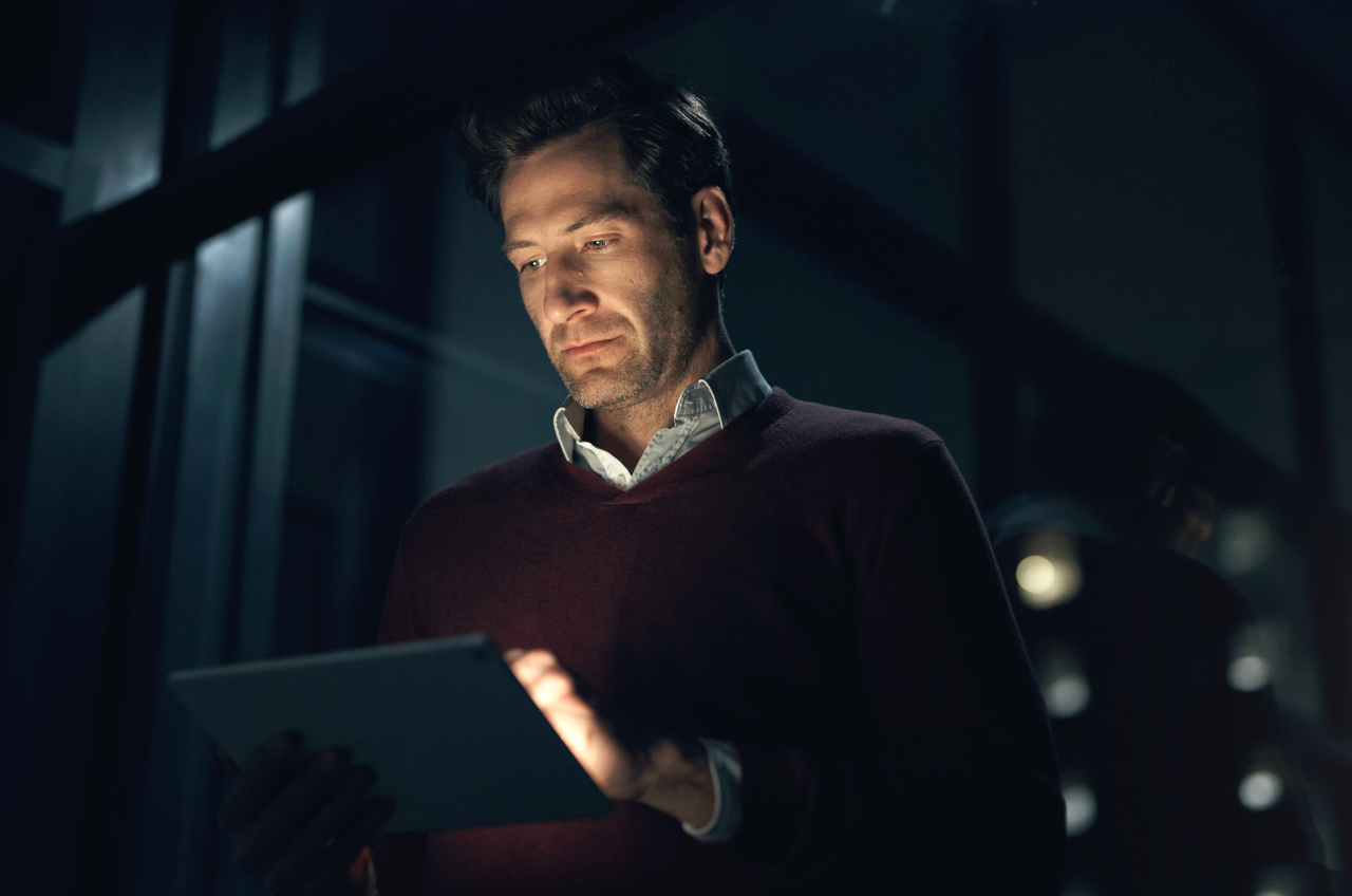 een man die op zijn telefoon kijkt
