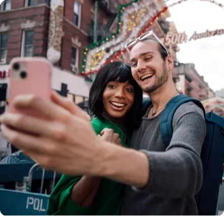 un couple qui se prend en selfie