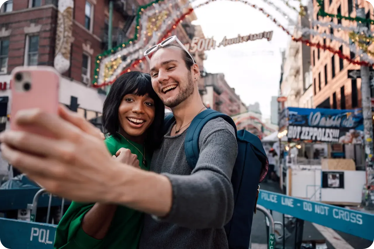 un couple qui se prend en selfie: protegez vos reseaux sociaux