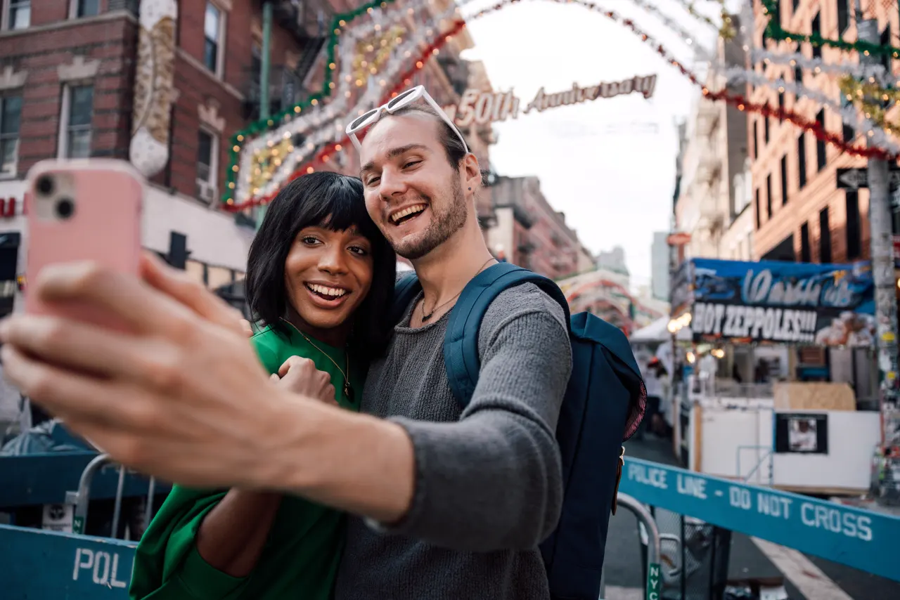 un couple qui se prend en selfie: protegez vos reseaux sociaux