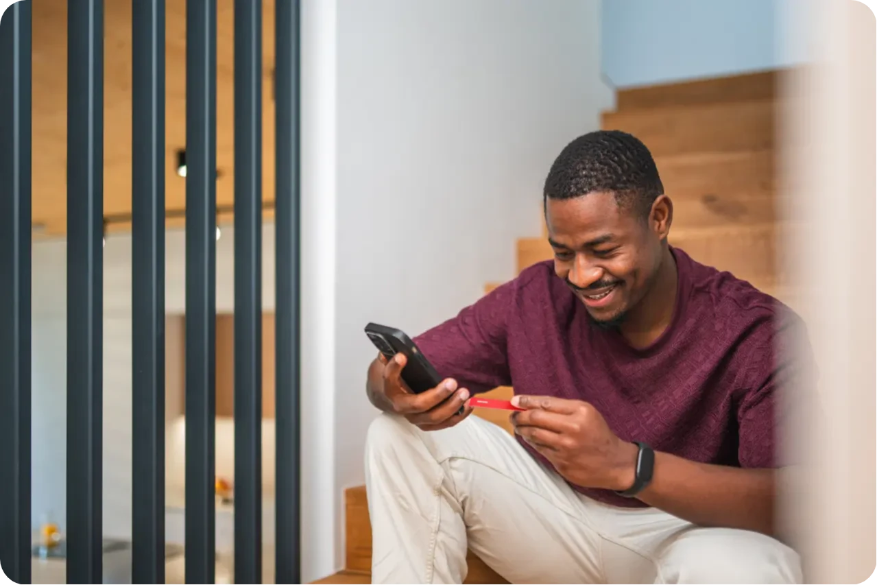 un homme faisant un achat sur internet