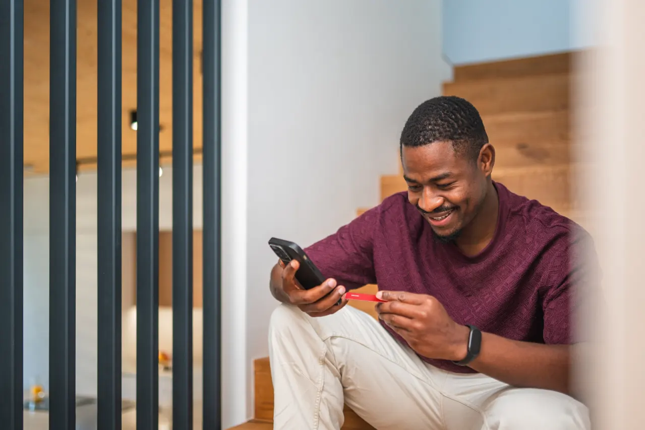 un homme faisant un achat sur internet