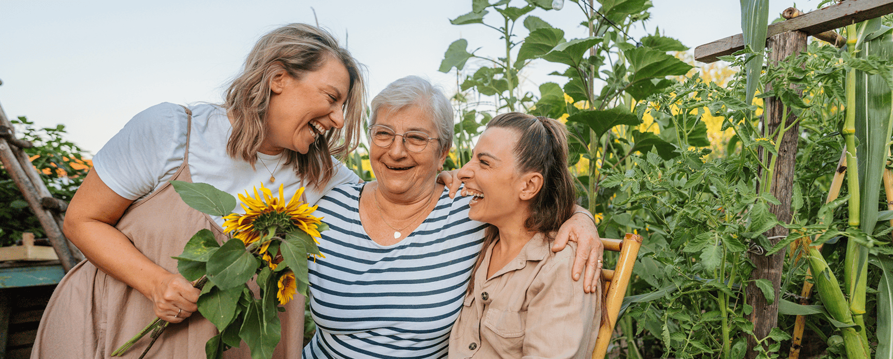 Femme et ses filles dans un champs de tournesols