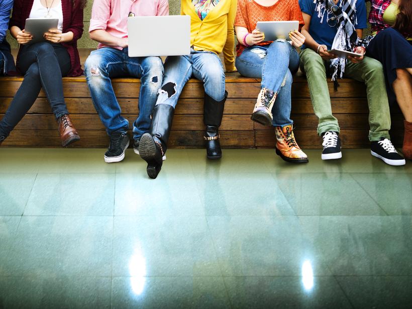 Studenten die zitten op een bank