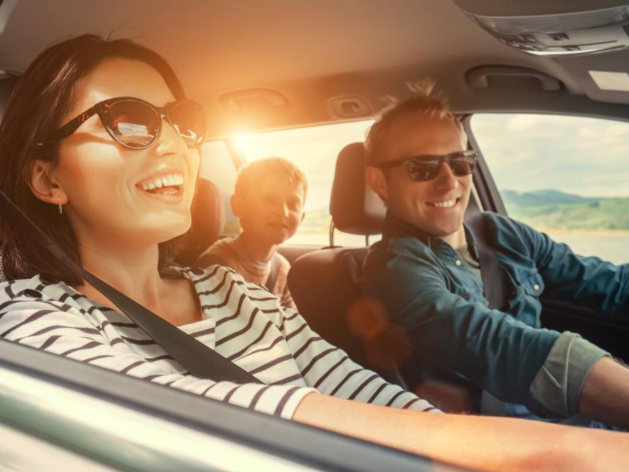 Man, vrouw en jongetje in de auto