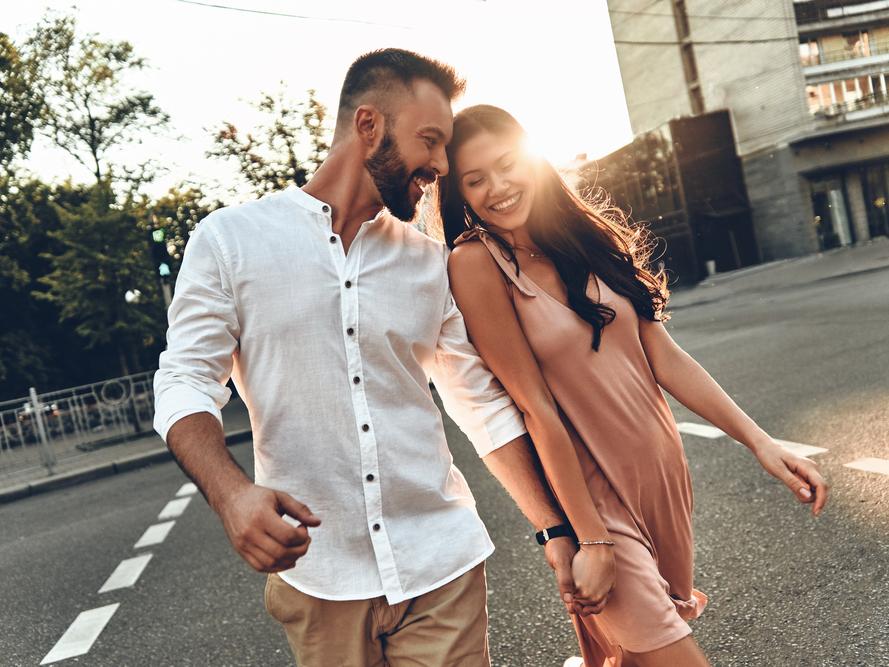 Man en vrouw wandelen hand in hand op de straat
