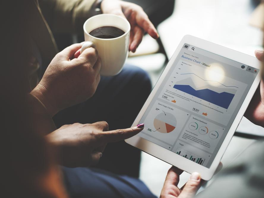 Mensen kijken naar statistieken op een tablet