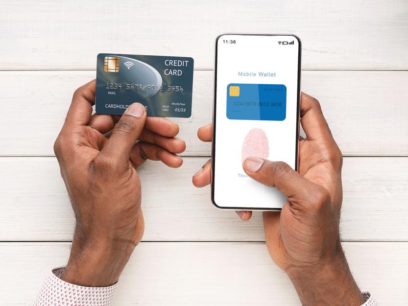 Man logt in op zijn mobiele portefeuille via een app op zijn smartphone