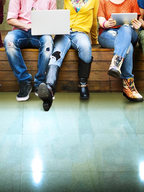 Etudiants assis sur une banque